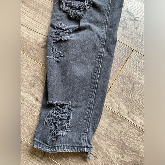 American Eagle super distressed high rise black cropped mom jeans - Picture 5 of 16